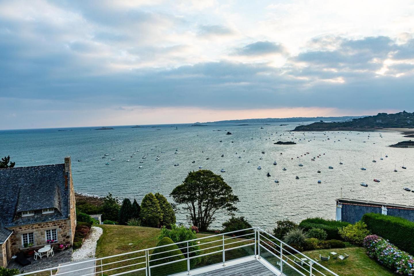 Logis Hotel De カランテック エクステリア 写真